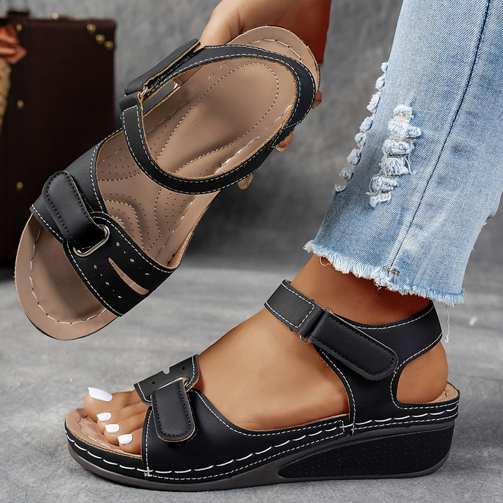 Sandalia de cuña con tres tiras de velcro para mujer