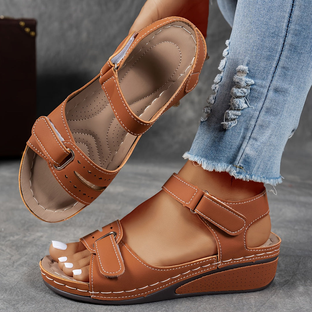 Sandalia de cuña con tres tiras de velcro para mujer