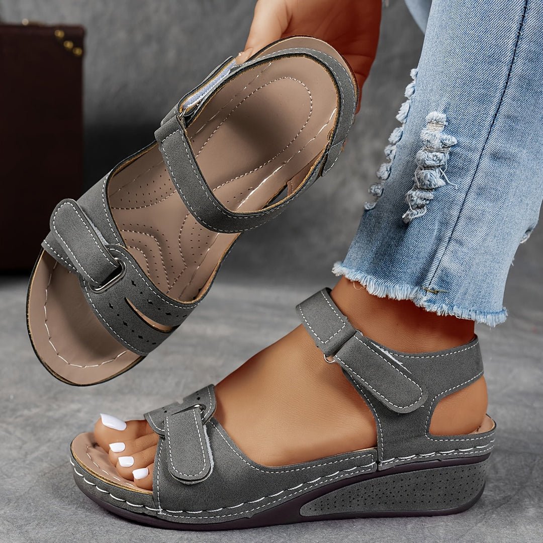 Sandalia de cuña con tres tiras de velcro para mujer