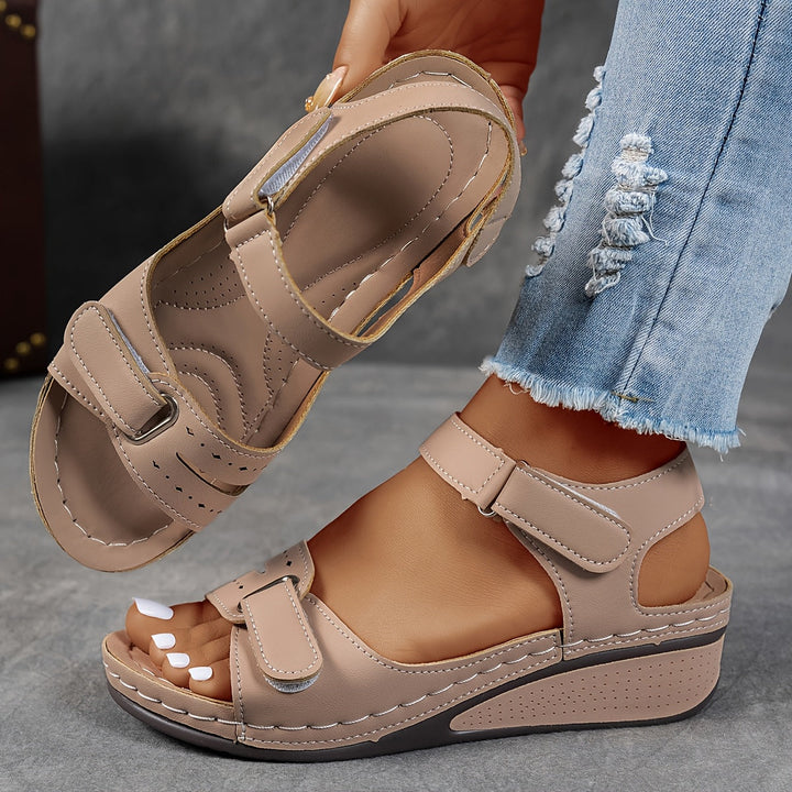 Sandalia de cuña con tres tiras de velcro para mujer