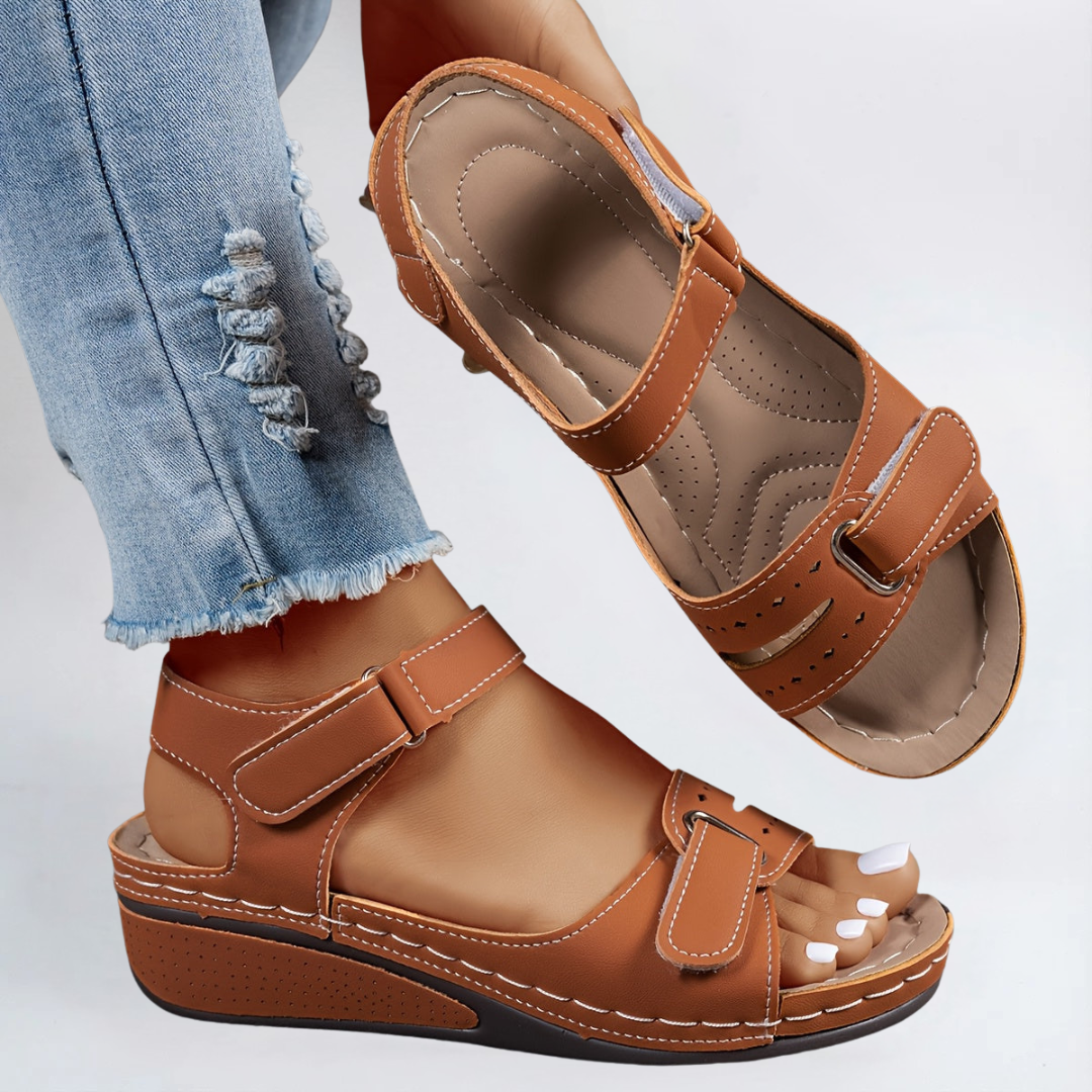 Sandalia de cuña con tiras ajustables para mujer