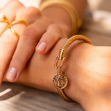 Pulsera dorada adornada con monedas