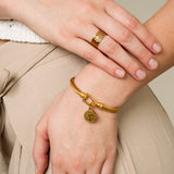 Pulsera dorada adornada con monedas