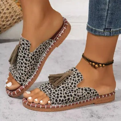 Sandalia plana estampada con flecos para mujer