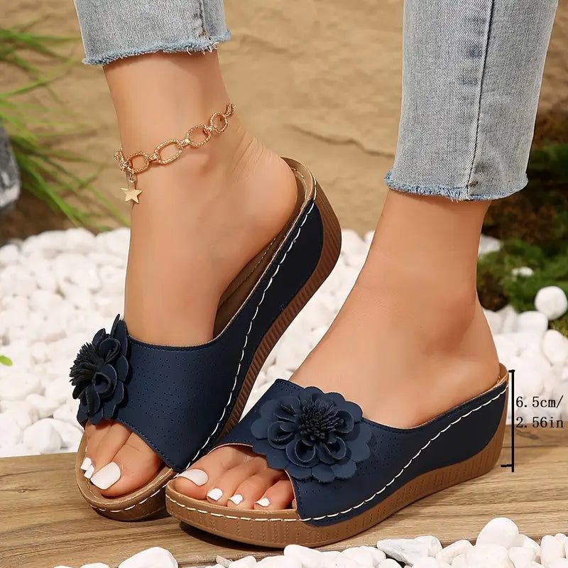 Sandalia de cuña con flor para mujer